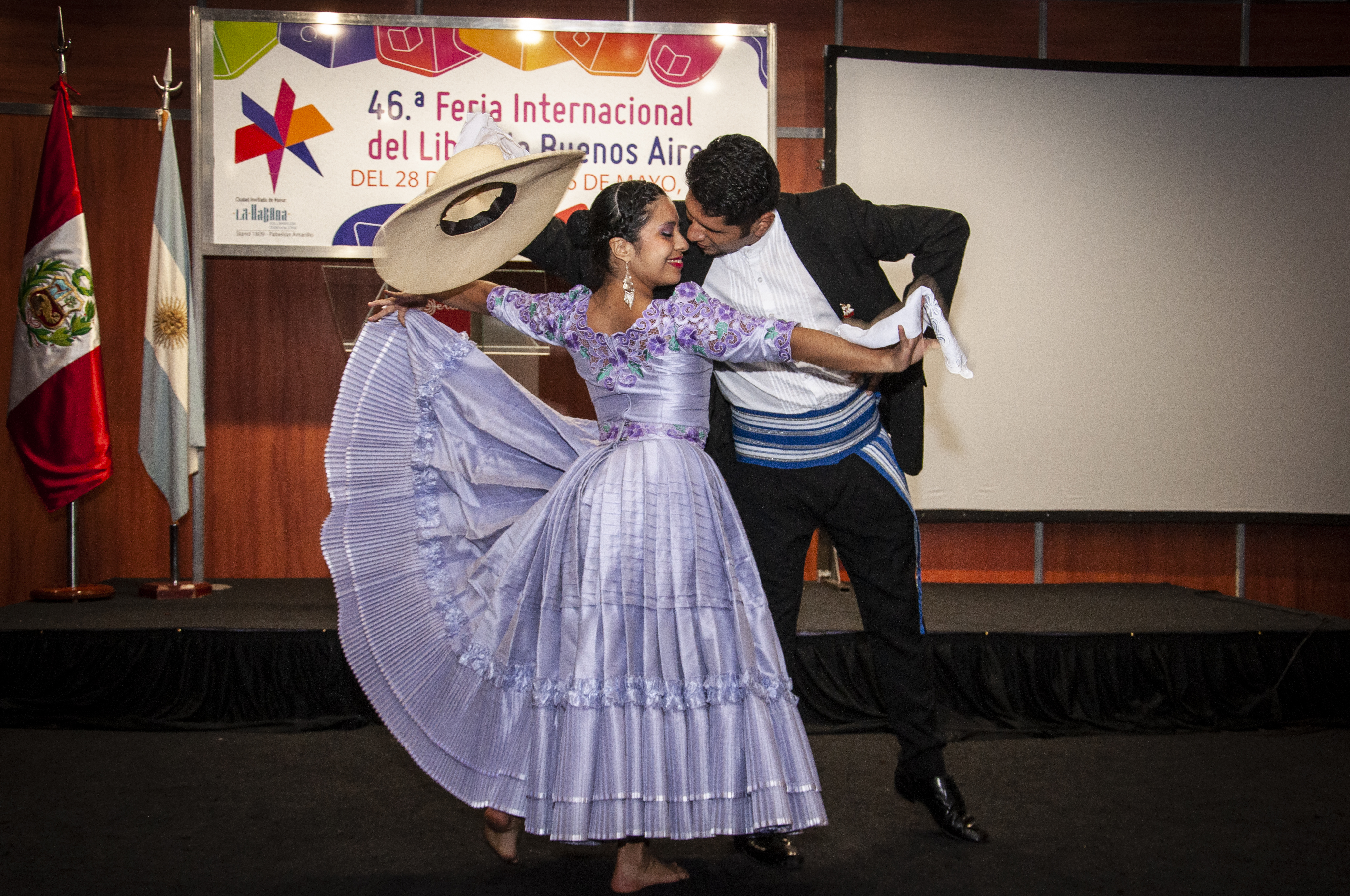 Con danzas y música, se celebró el Día de Perú en la 46ª. Feria Internacional del Libro de Buenos Aires