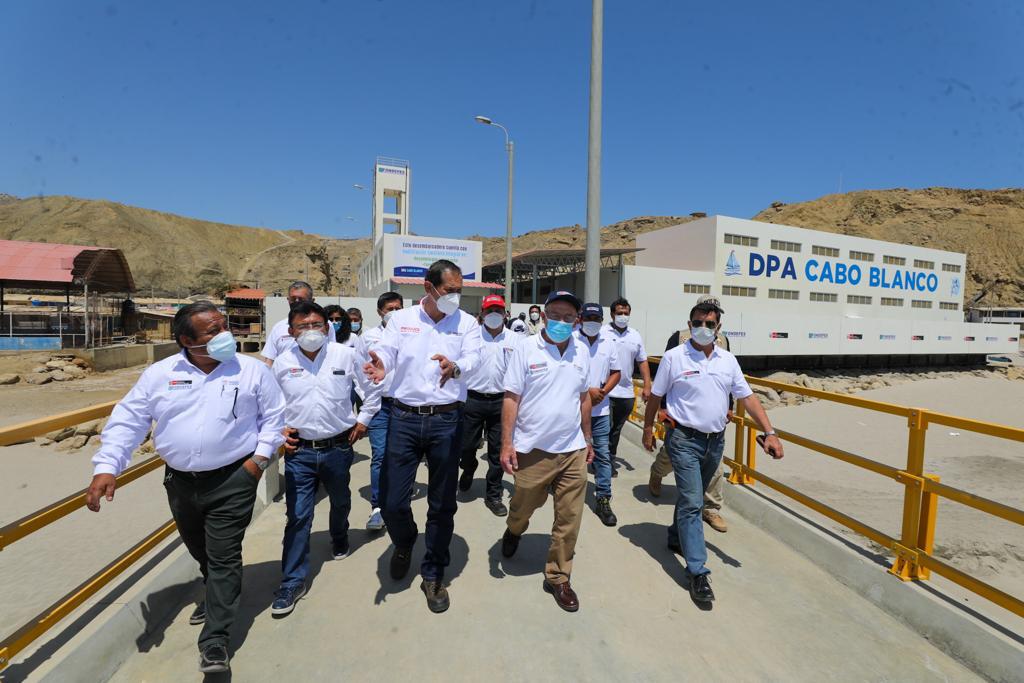 Imagen del ministro de la Producción inspeccionando el DPA Cabo Blanco