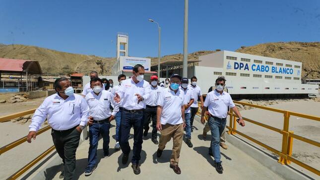 Imagen del ministro de la Producción inspeccionando el DPA Cabo Blanco