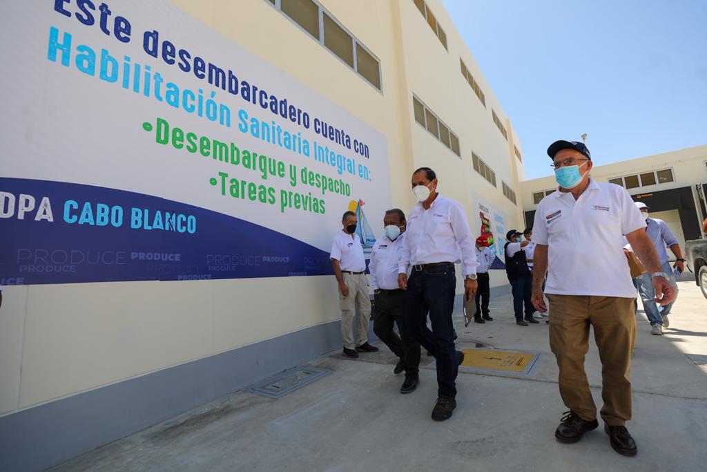 Imagen del ministro de la Producción inspeccionando el DPA Cabo Blanco