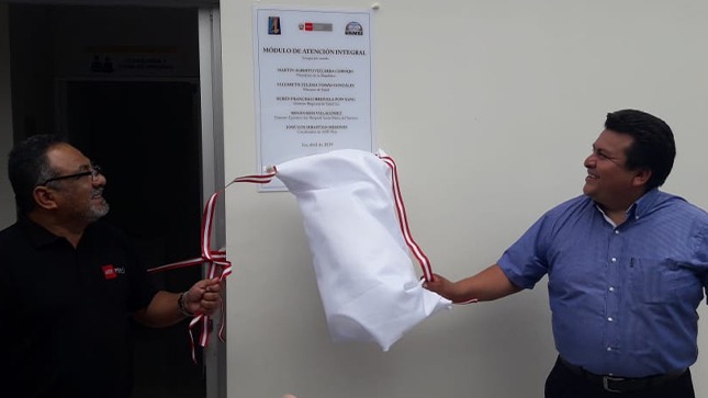En foto aparecen unas personas cortando las cinta de la inaguraciòn de l mòdulo de atenciòn.