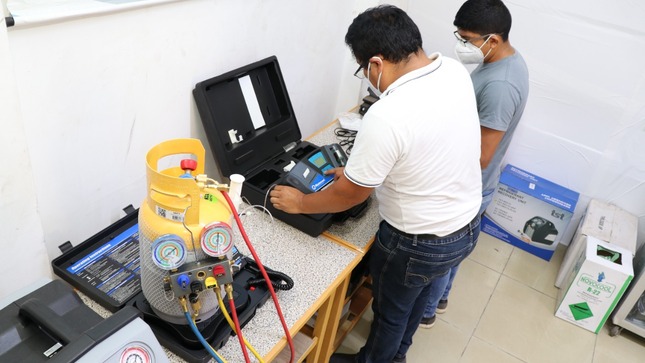 Imagen de personas capacitándose en temas de refrigerantes naturales