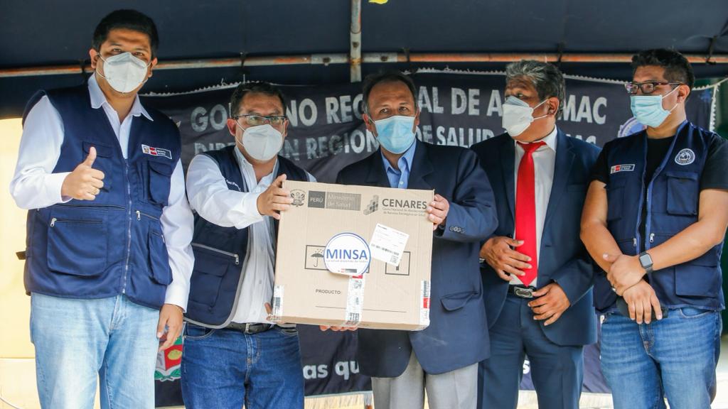 Viceministro de Salud Pública y Jefe de Gabinete entregando equipos médicos