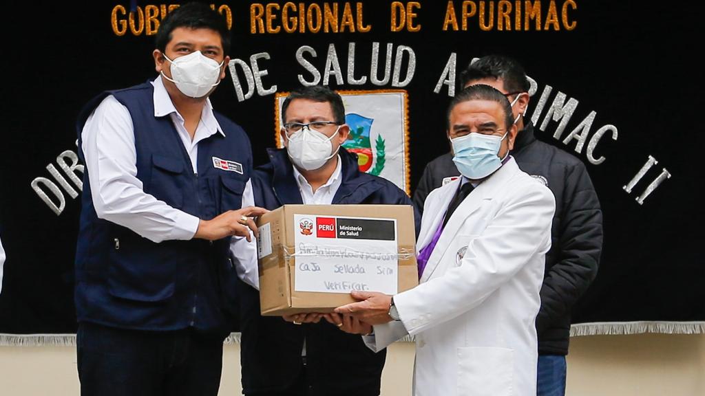 Viceministro de Salud Pública y Jefe de Gabinete entregando equipos médicos