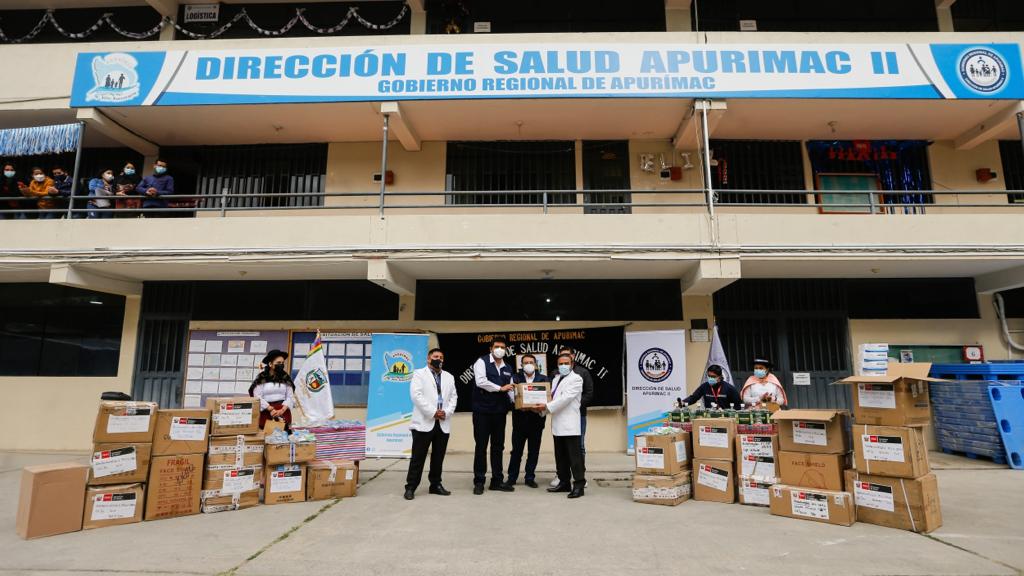 Viceministro de Salud Pública y Jefe de Gabinete entregando equipos en la Dirección de Salud de Apurímac