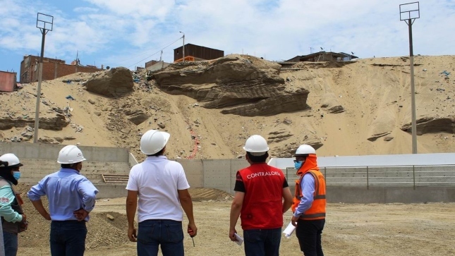Contraloría advierte riesgo de deslizamiento de talud en obra de complejo deportivo en Chimbote