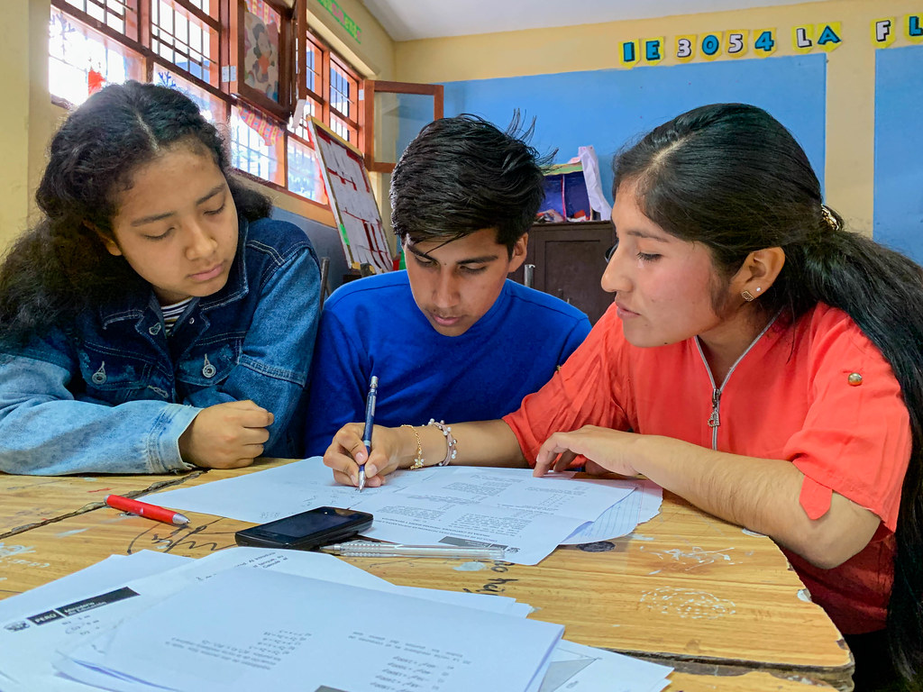 Estudiantes se preparan en grupo para el concurso Beca 18.