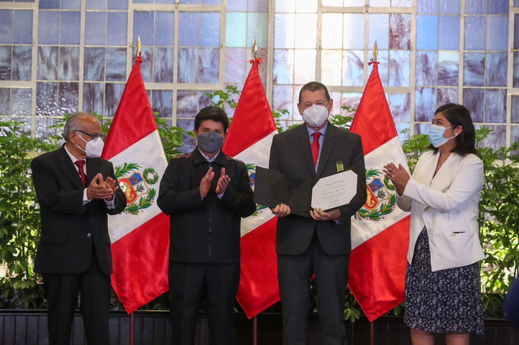 Imagen del Presidente de la Repúblico, Carlos Enrique Suárez Llosa, trabajador del diario El Peruano con discapacidad auditiva,