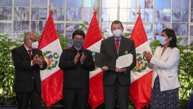 Imagen del Presidente de la Repúblico, Carlos Enrique Suárez Llosa, trabajador del diario El Peruano con discapacidad auditiva, 