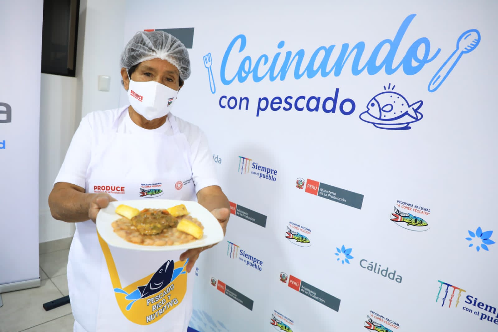 Imagen de mujer con una preparación a base de pescado