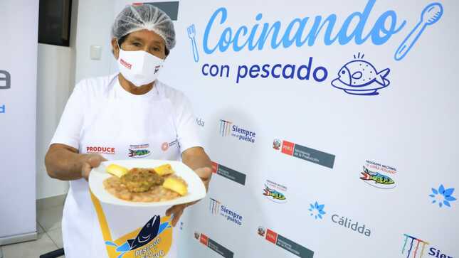 Imagen de mujer con una preparación a base de pescado