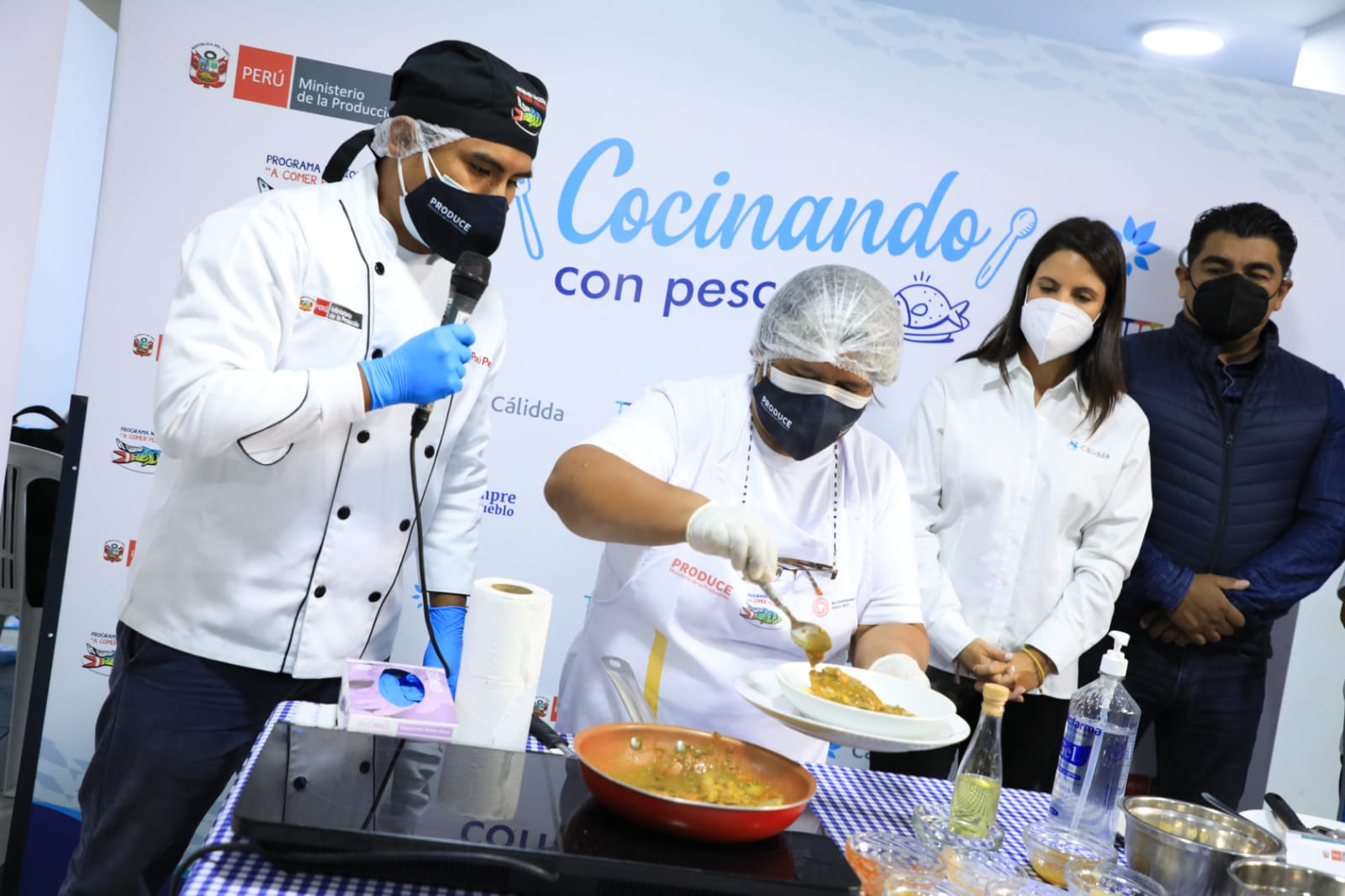 Imagen de mujer preparando un plato a base de pescado