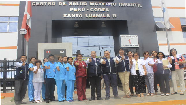 En la foto aparece el viceministro de Prestaciones y Aseguramiento en Salud del Minsa, Óscar Cosavalente, junto a los profesionales de la salud del CS Santa Luzmila.