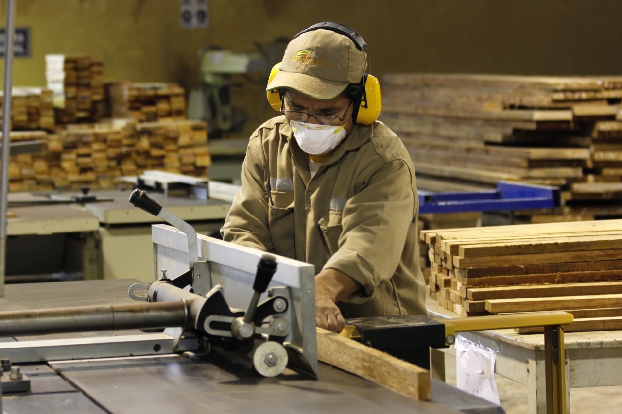 Imagen de una persona trabajando con madera