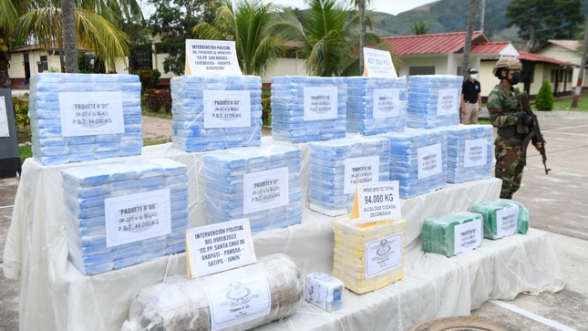 Más de 23 toneladas de droga han sido decomisadas en últimos 100 días de gestión del Mininter. Por disposición del ministro del Interior, la PNP ejecutó operativos que permitió la desarticulación de 43 organizaciones criminales y 2 986 bandas delictivas en todo el país.