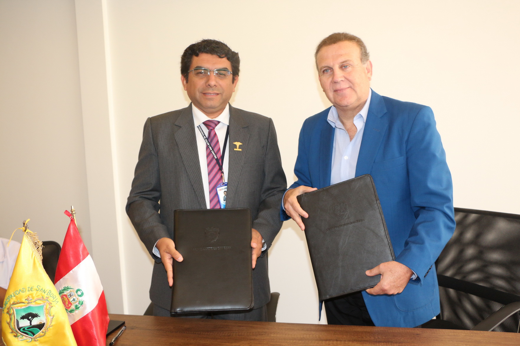 En la foto aparecen alcalde de San Borja, Alberto Tejada Noriega, y el director de la Dirección de Redes Integradas de Salud (DIRIS) - Lima Centro, Alfredo Centurión.