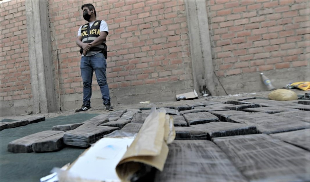 Policía Nacional da golpe al narcotráfico y decomisa 295 paquetes de droga en Lima. El titular del Mininter destacó labor articulada de agentes de la Digimin y la Dirandro. Detenidos serían parte de la organización criminal denominada “Los Prados”.