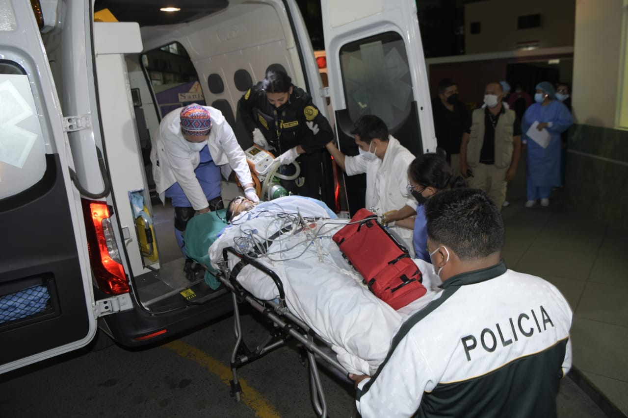 Trasladan a Lima a policía que resultó herido de bala y abatió a delincuente en Amazonas. El ministro Alfonso Chávarry supervisó la llegada del efectivo policial al Hospital PNP Luis N. Sáenz.