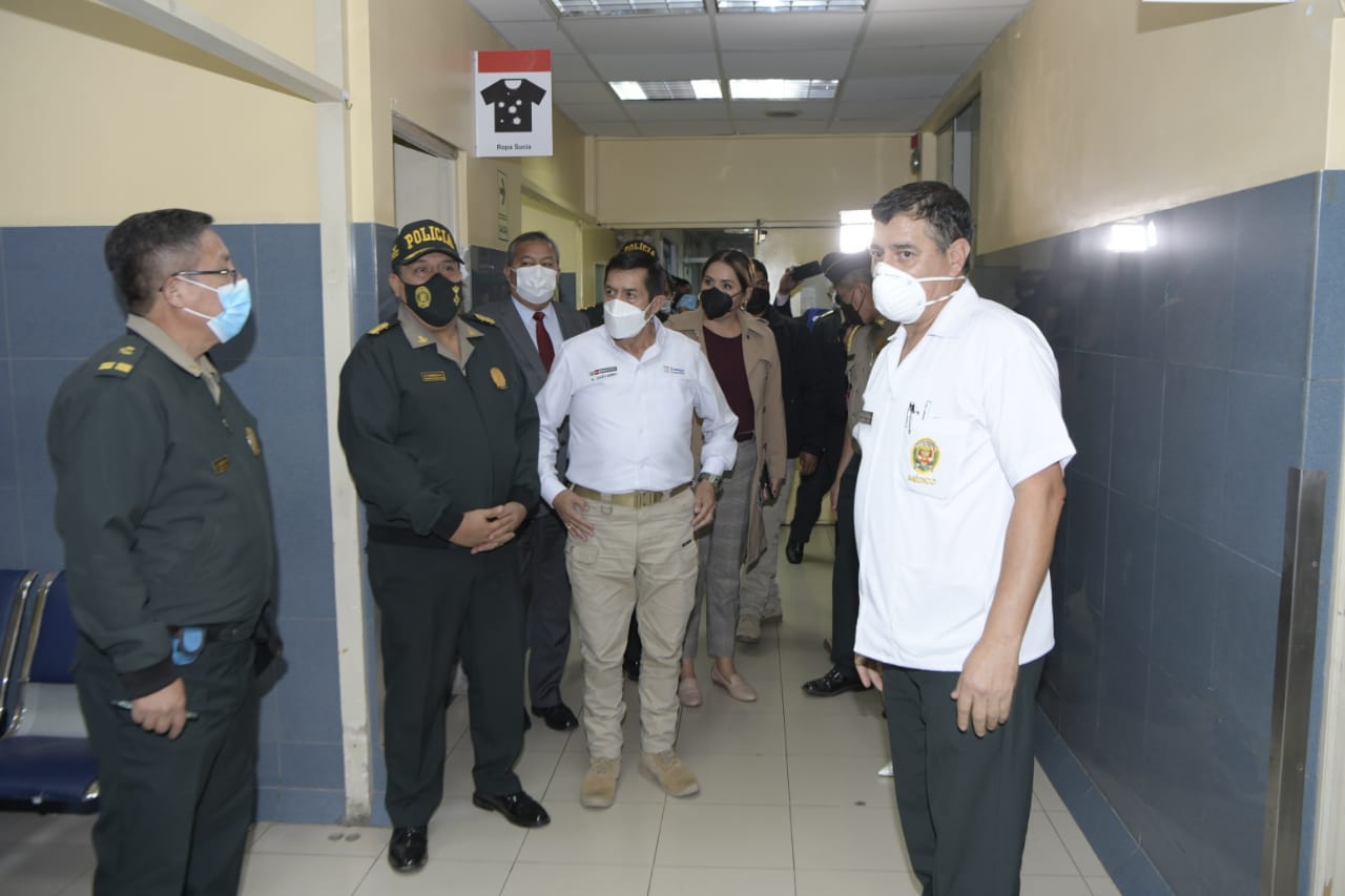 Trasladan a Lima a policía que resultó herido de bala y abatió a delincuente en Amazonas. El ministro Alfonso Chávarry supervisó la llegada del efectivo policial al Hospital PNP Luis N. Sáenz.