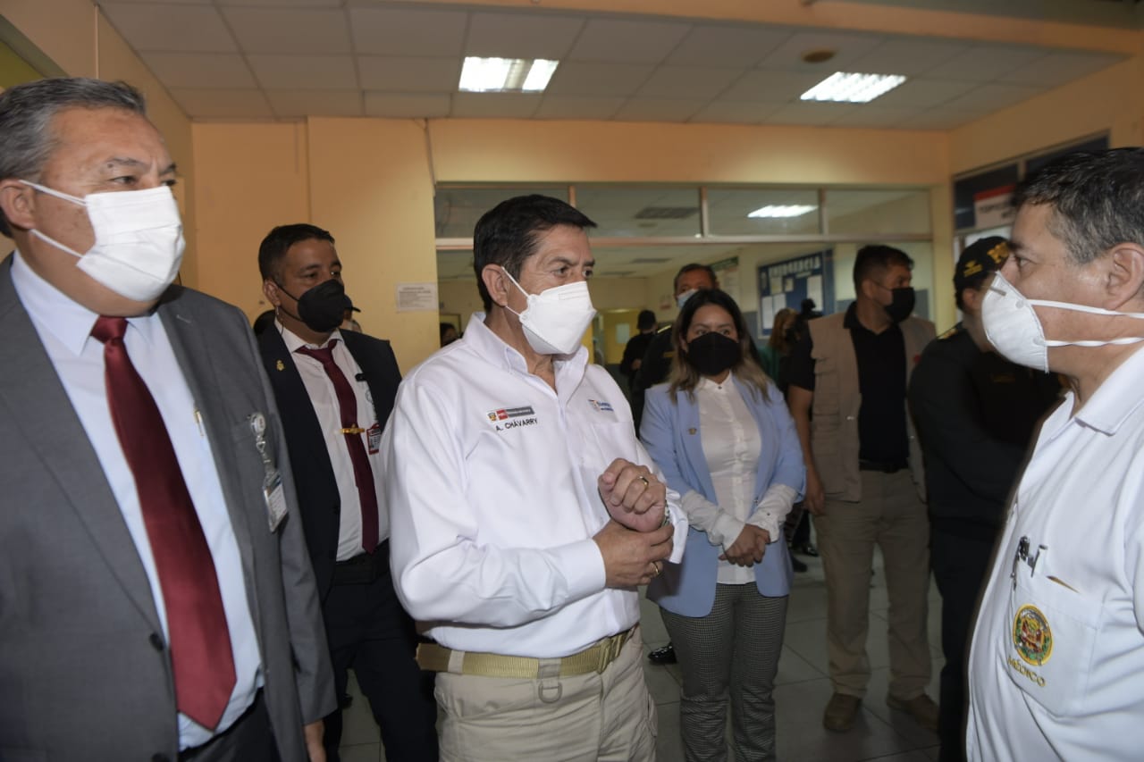 Trasladan a Lima a policía que resultó herido de bala y abatió a delincuente en Amazonas. El ministro Alfonso Chávarry supervisó la llegada del efectivo policial al Hospital PNP Luis N. Sáenz.