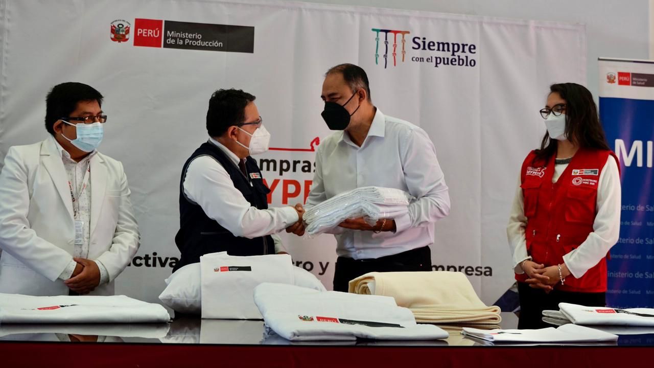 Imagen de ceremonia de entrega de bienes al Hospital Emergencias Ate Vitarte