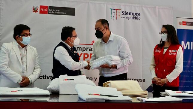 Imagen de ceremonia de entrega de bienes al Hospital Emergencias Ate Vitarte
