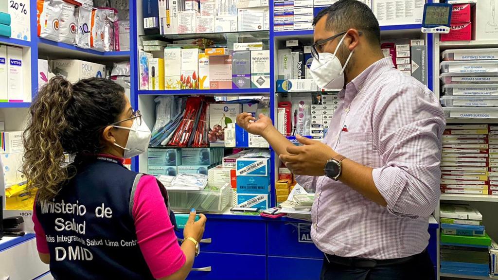 Minsa interviene puestos de venta ilegal de medicamentos en la avenida Emancipación