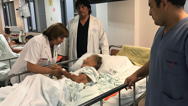 En la foto aparece la ministra de Salud, Zulema Tomás, visitando a los pacientes del hospital ante el amago de incendio.