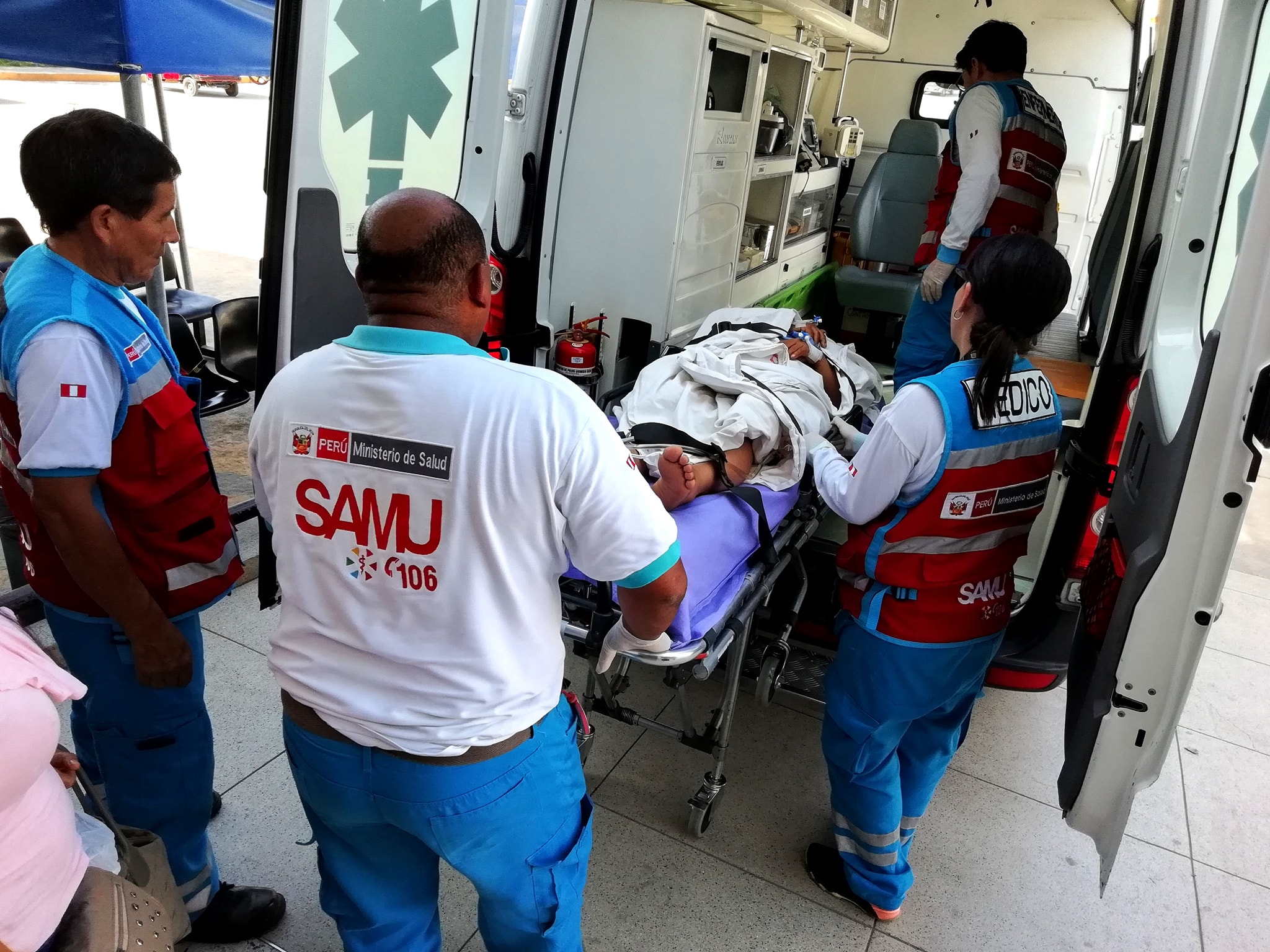 Samu atiende una paciente en camilla