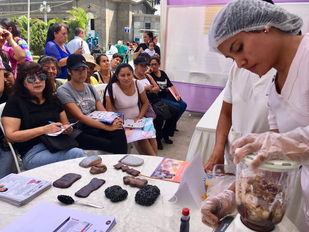 En la foto se aprecia a las madres de familia recibiendo charlas sobre alimentación rica en hierra.