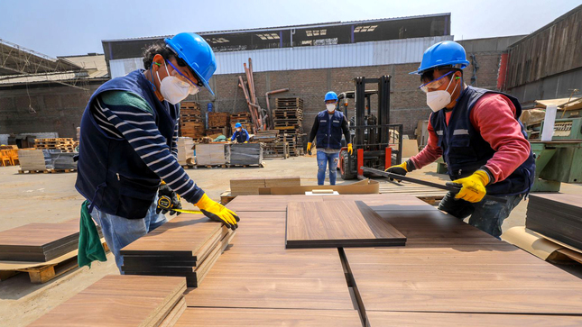 Imagen de personas trabajando con material de madera