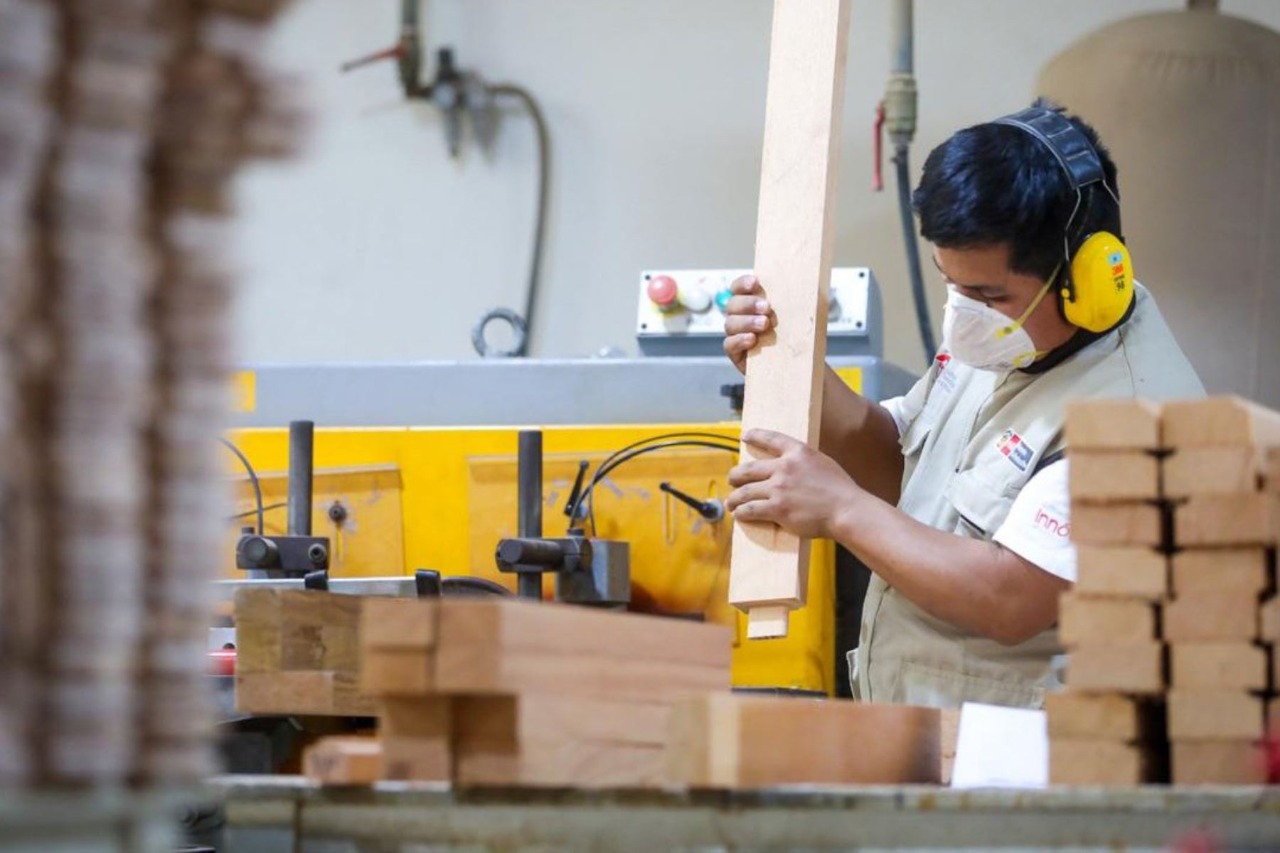 Imagen de hombre trabajando con madera