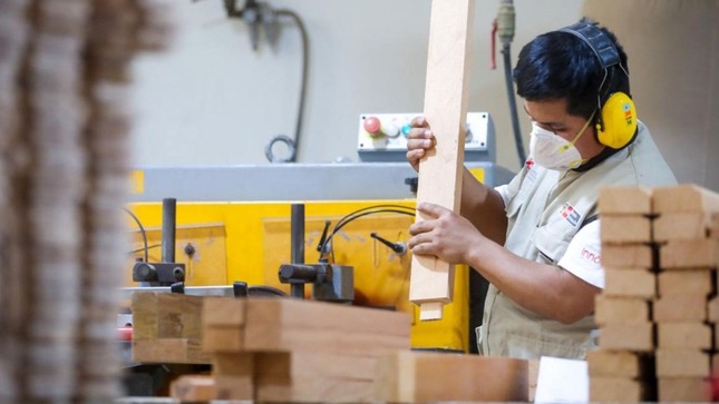 Imagen de hombre trabajando con madera