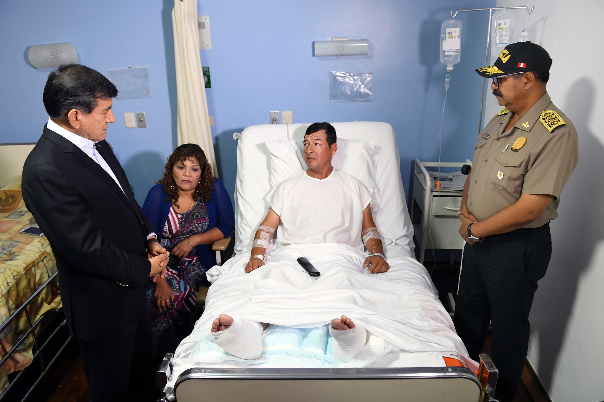 Ministro Morán visita a policía que frustró asalto.