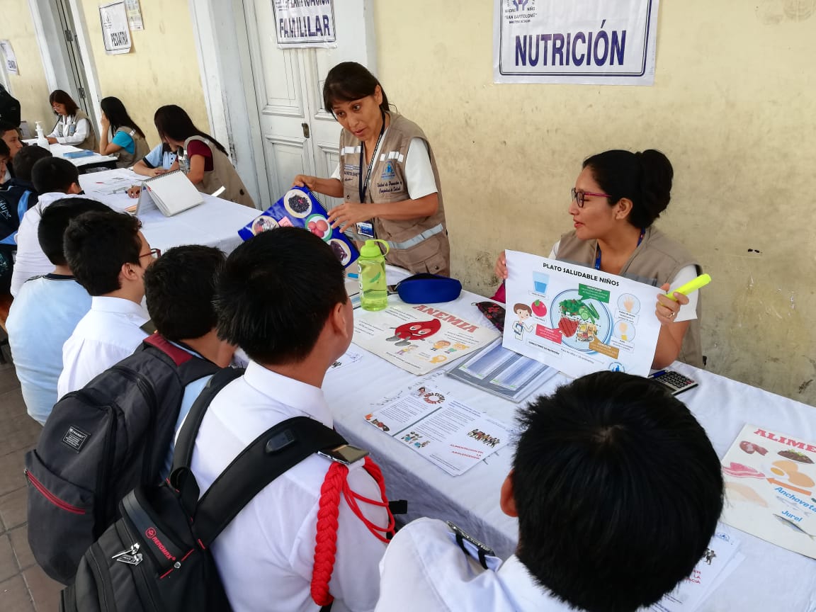 En la foto se aprecia a los escolares recibiendo las atenciones en diversas especialidades de salud.