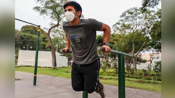 Joven realizando un ejercicio en el parque.