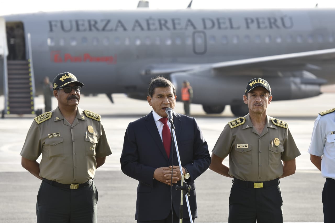 Titular del Interior supervisó expulsión de más de 40 venezolanos con antecedentes policiales, que falsearon sus datos ante Migraciones.