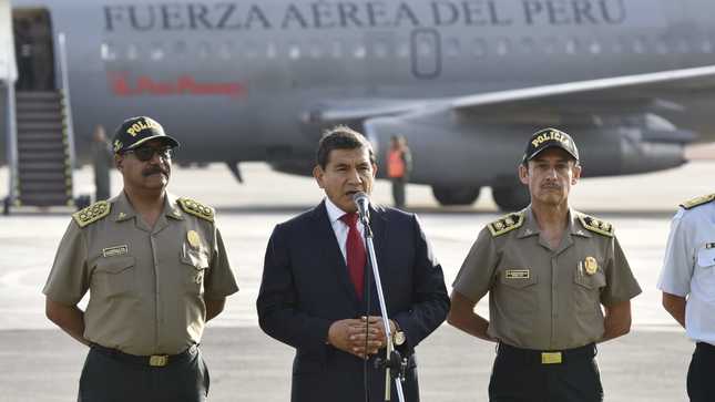 Titular del Interior supervisó expulsión de más de 40 venezolanos con antecedentes policiales, que falsearon sus datos ante Migraciones.