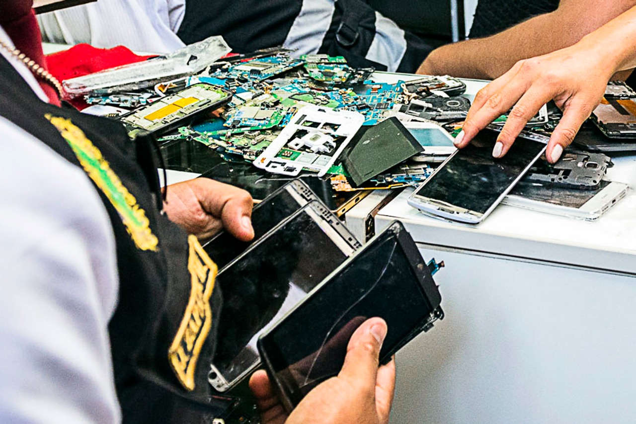 La Policía realizó casi 4,000 operativos contra el robo y hurto de celulares.