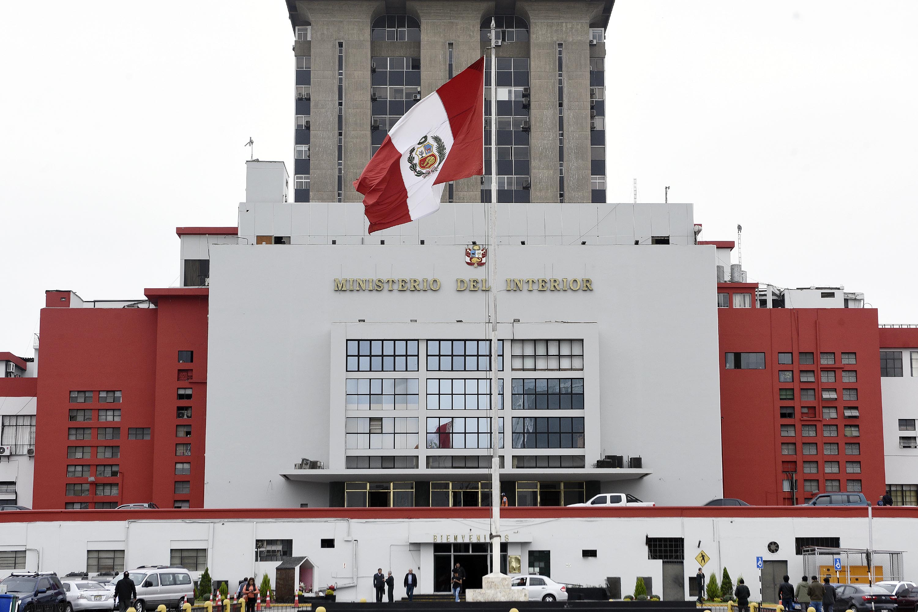 Mininter formalizó denuncia penal contra mujer que agredió a policía.