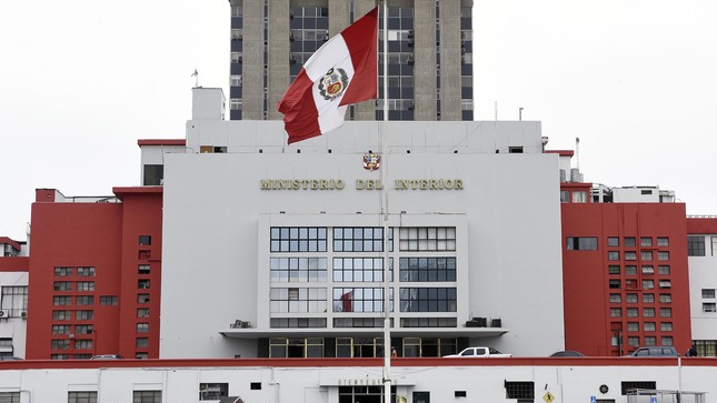 Mininter formalizó denuncia penal contra mujer que agredió a policía.