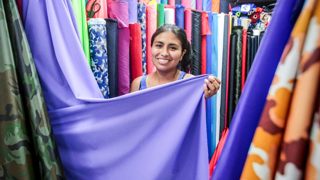 Imagen de mujer con tela de confección