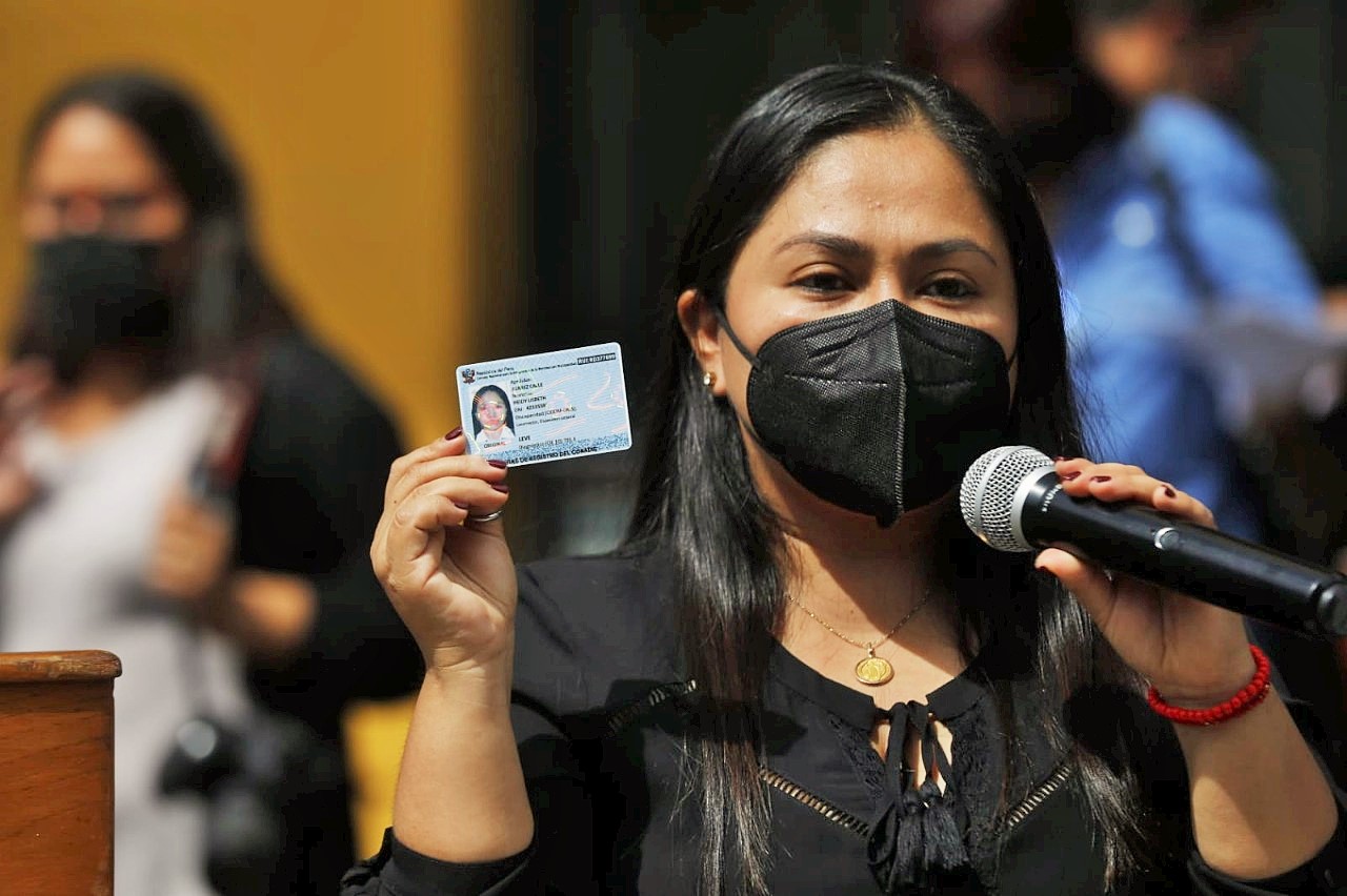 Persona con discapacidad presenta su carnet de inscripción al Conadis