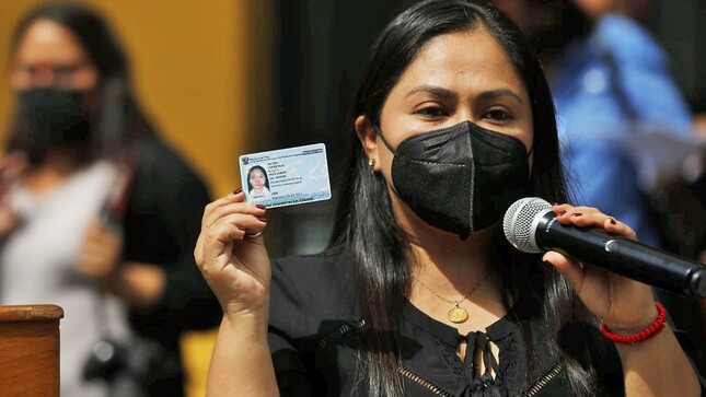 Persona con discapacidad presenta su carnet de inscripción al Conadis 