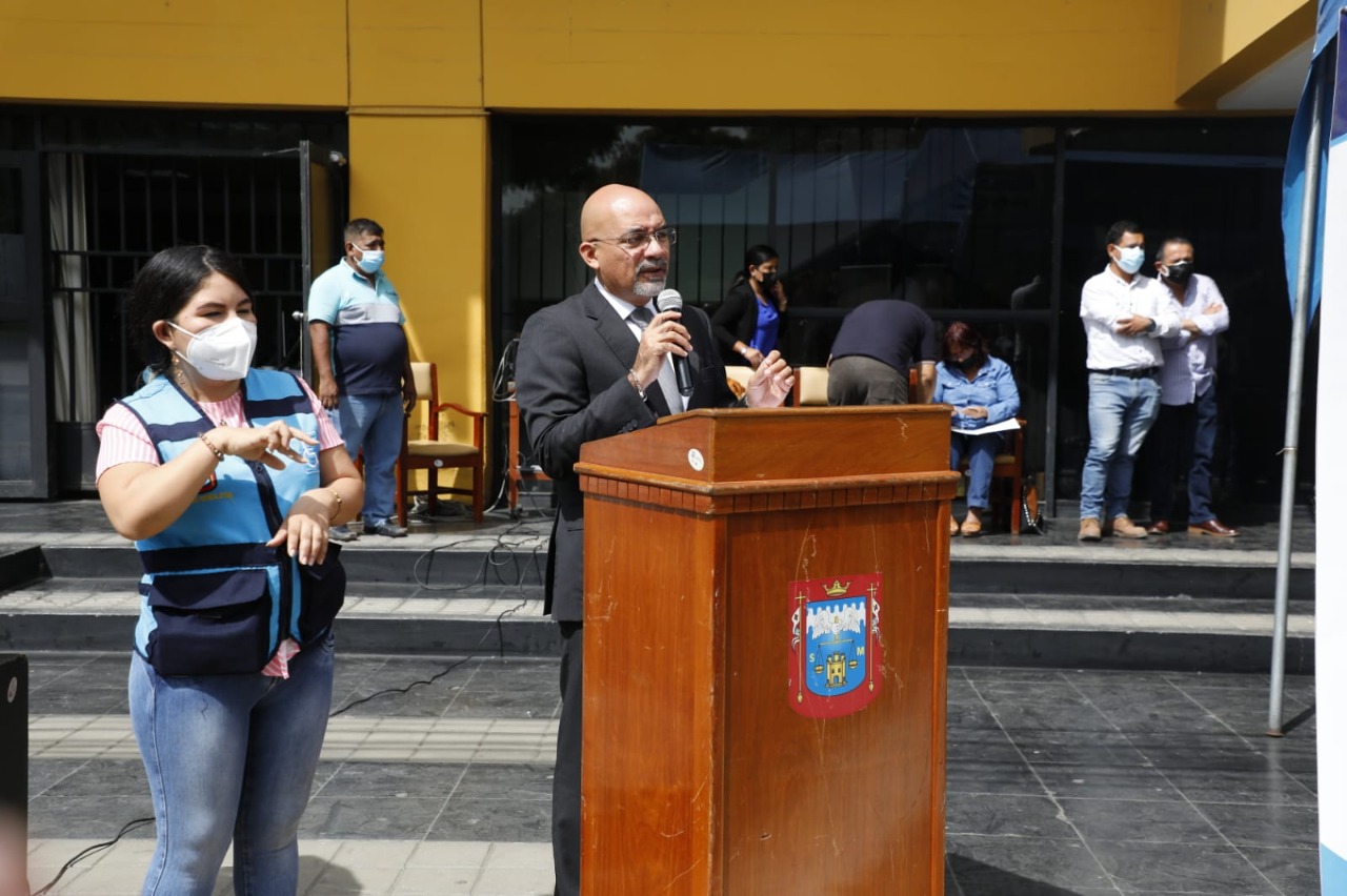 Presidente del Conadis frente a un podio da su discurso en la plaza de Piura.