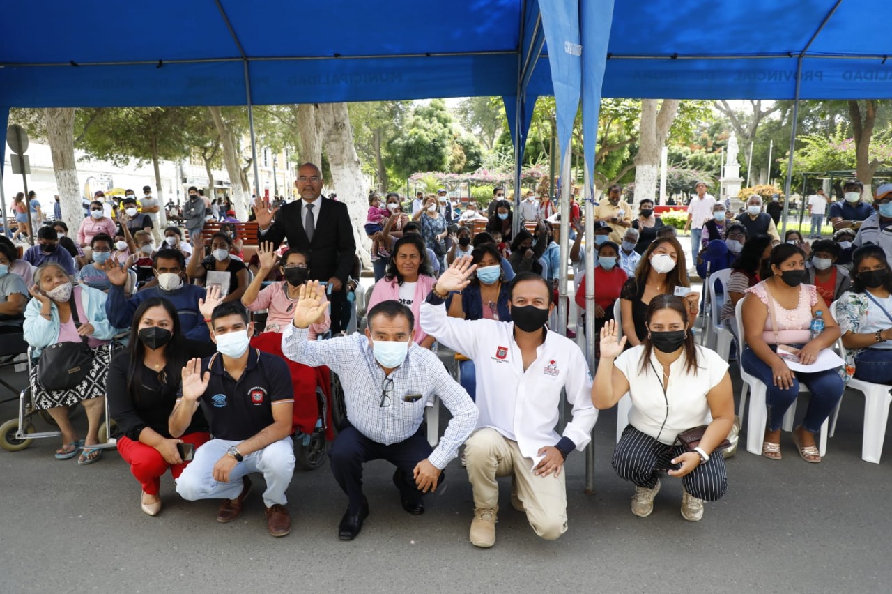 Grupo de personas con discapacidad y grupo de personas con discapacidad posan para una foto mostrando sus carnets.