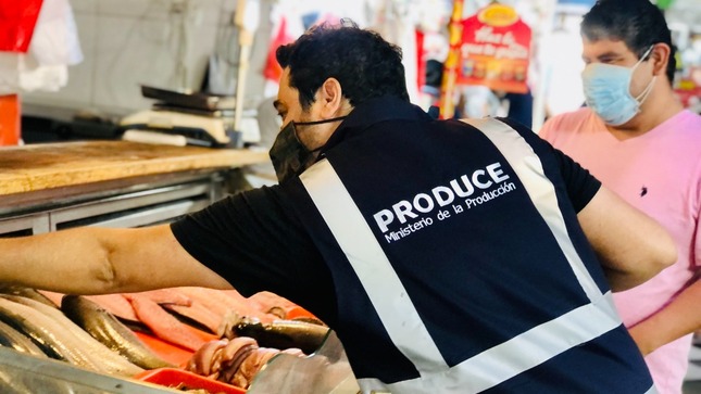 Imagen de funcionario de produce en mercado realizando la campaña "Pesca y Consumo Responsable"