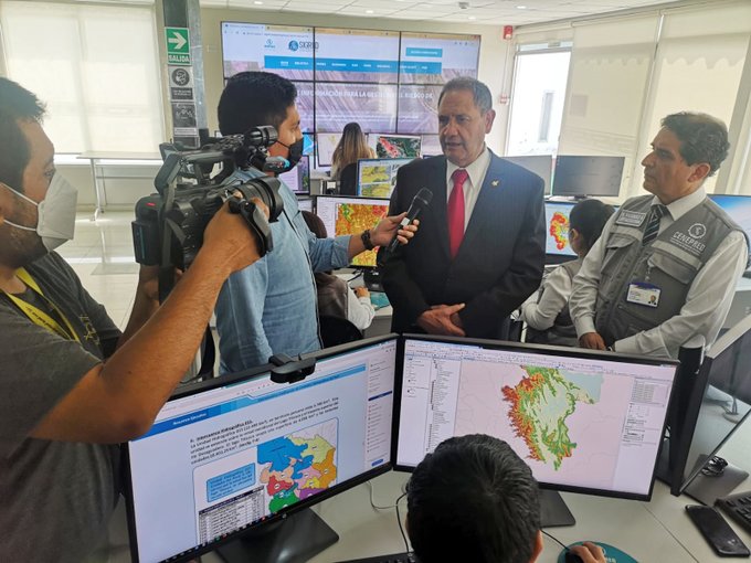 Foto del ministro de Defensa declarando a los medios