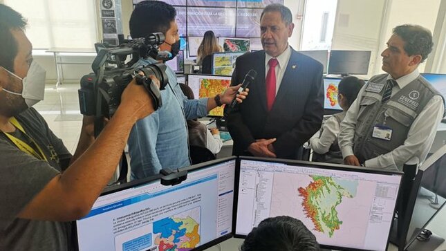 Foto del ministro de Defensa declarando a los medios