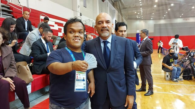 El presidente del Conadis, Marco Antonio Gamarra La Barrera realizó de manera simbólica la entrega de los carnés a Fabián Chira, presidente de la Selección Peruana de Fútbol de Talla Baja